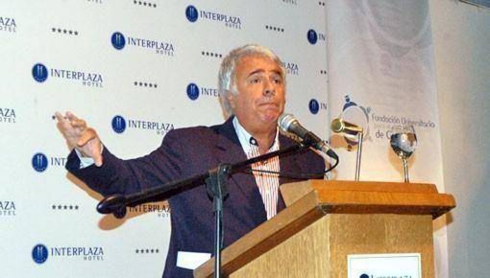 Con traje de candidato, De la Sota elogi� al gobierno nacional y se reuni� con intendentes