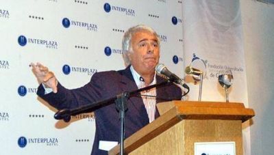 Con traje de candidato, De la Sota elogi� al gobierno nacional y se reuni� con intendentes