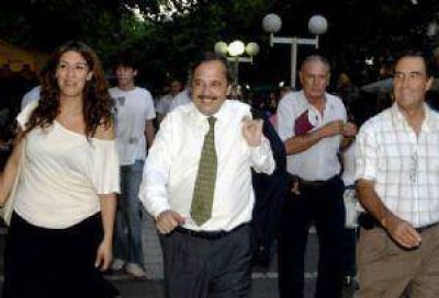 La visita de Alfons�n inici� la campa�a