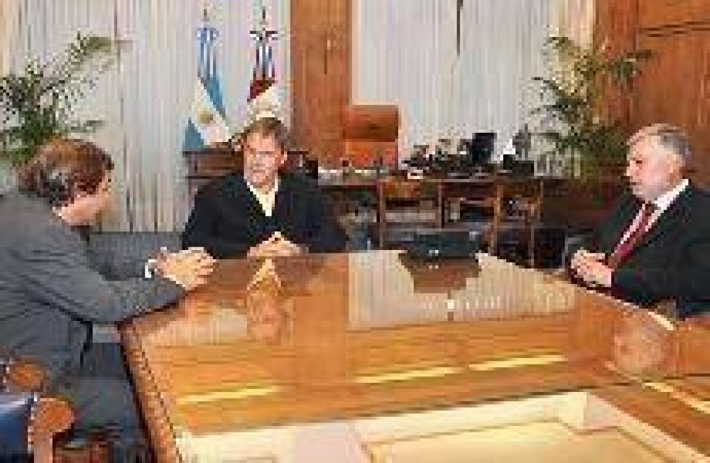 Firman el convenio y prometen iniciar los desag�es en 60 d�as