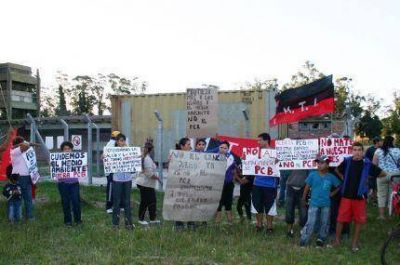 Manifestaci�n en contra del PCB almacenado en el predio deportivo de la Universidad Nacional �Qu� har�n ahora Pulti y Morea?