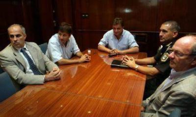 El intendente y el secretario de Gobierno despidieron al comisario Castelli