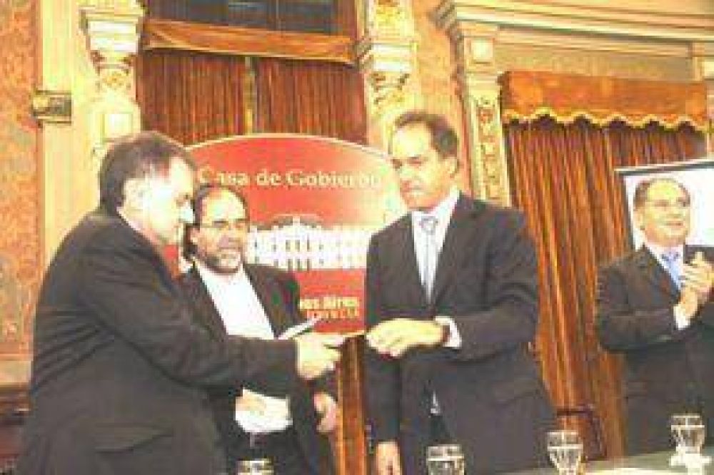 Scioli entreg� aportes econ�micos a Florencio Varela