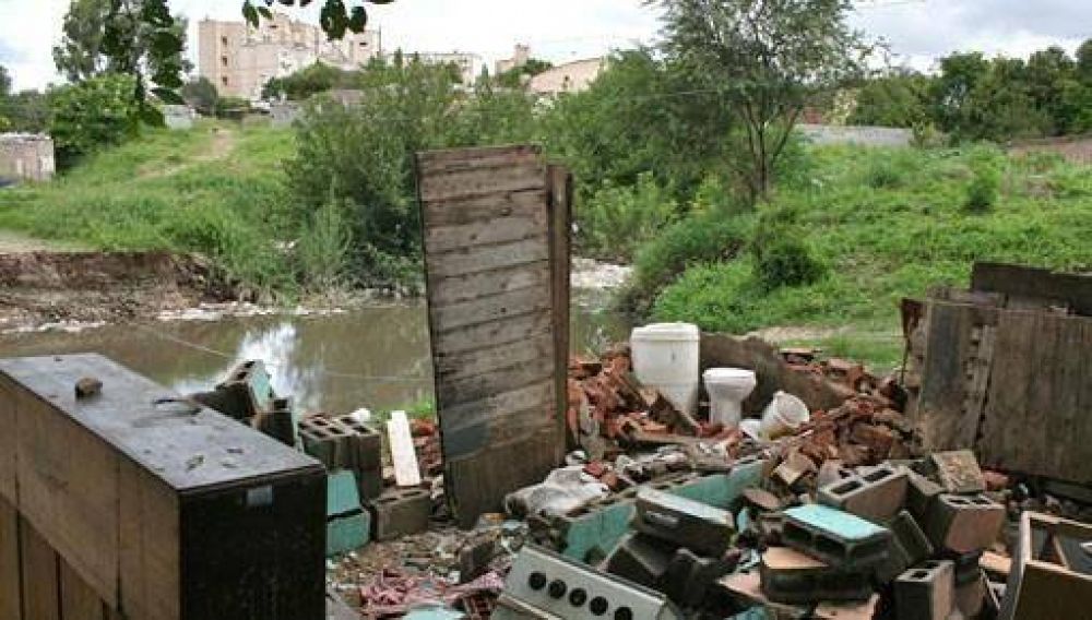 Anegamientos y evacuados en la ciudad tras el fuerte temporal