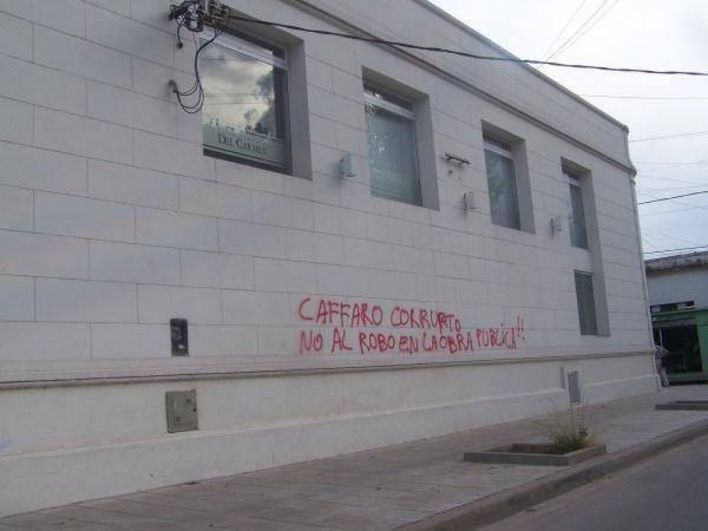 �Campa�a sucia�: pintan frentes de varios edificios contra C�ffaro
