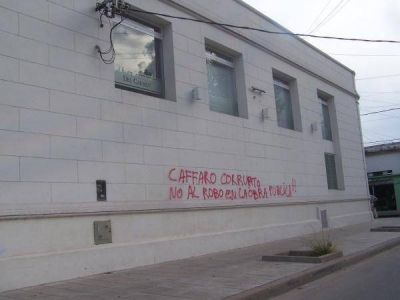 �Campa�a sucia�: pintan frentes de varios edificios contra C�ffaro