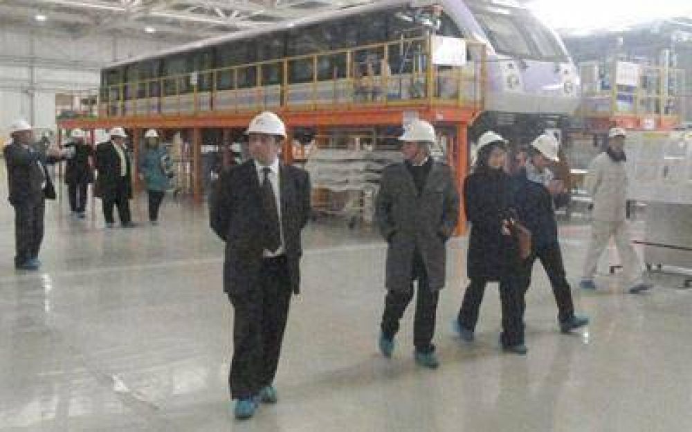 En China, Peralta visit� ayer una f�brica de trenes