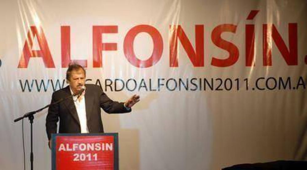 Acto en peatonal Drago: Ricardo Alfons�n pidi� "m�s disposici�n al di�logo y menos crispaci�n" en el pa�s