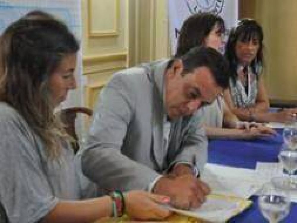 Z�rate: C�ffaro entreg� 33 escrituras a familias