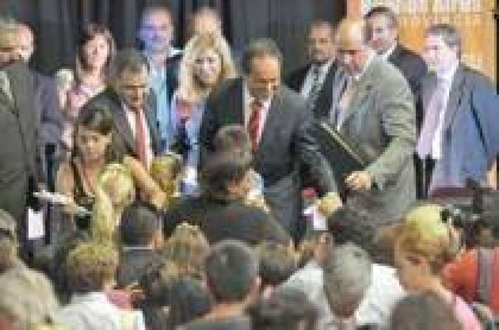 Scioli entreg� escrituras en Florencio Varela 