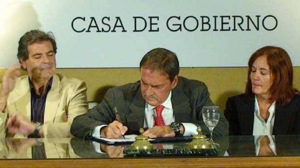 Schiaretti promulg� la ley de 180 d�as de licencia por maternidad