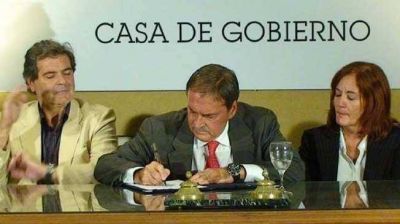 Schiaretti promulg� la ley de 180 d�as de licencia por maternidad