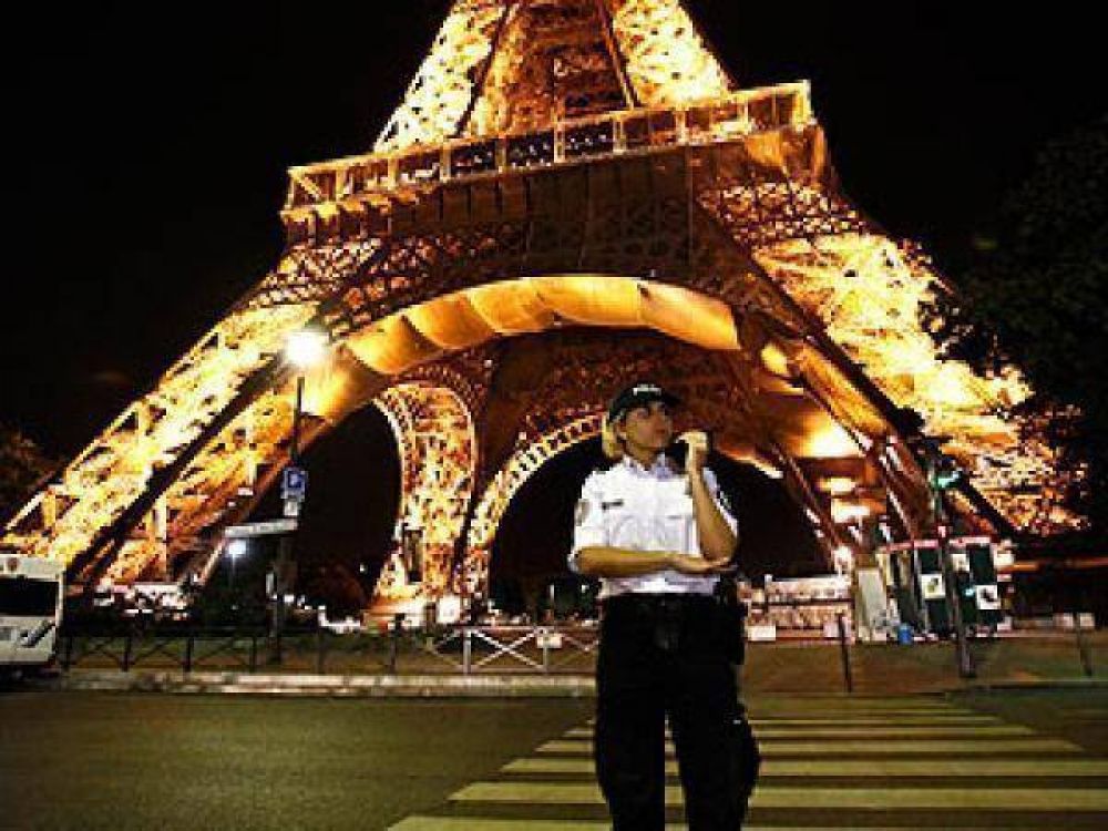 La Torre Eiffel debi� ser evacuada por una falsa amenaza de bomba