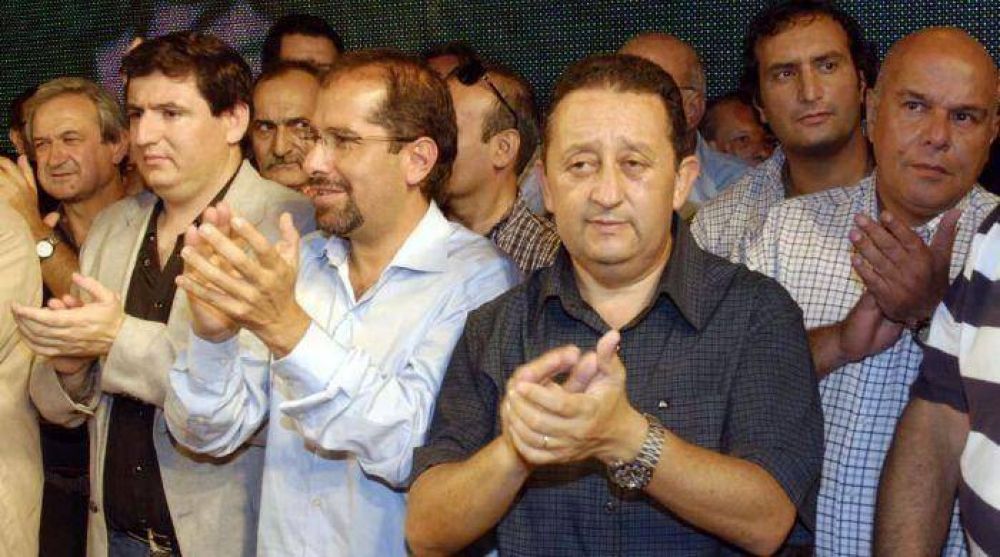 En campa�a y dividido, el PJ record� a Kirchner