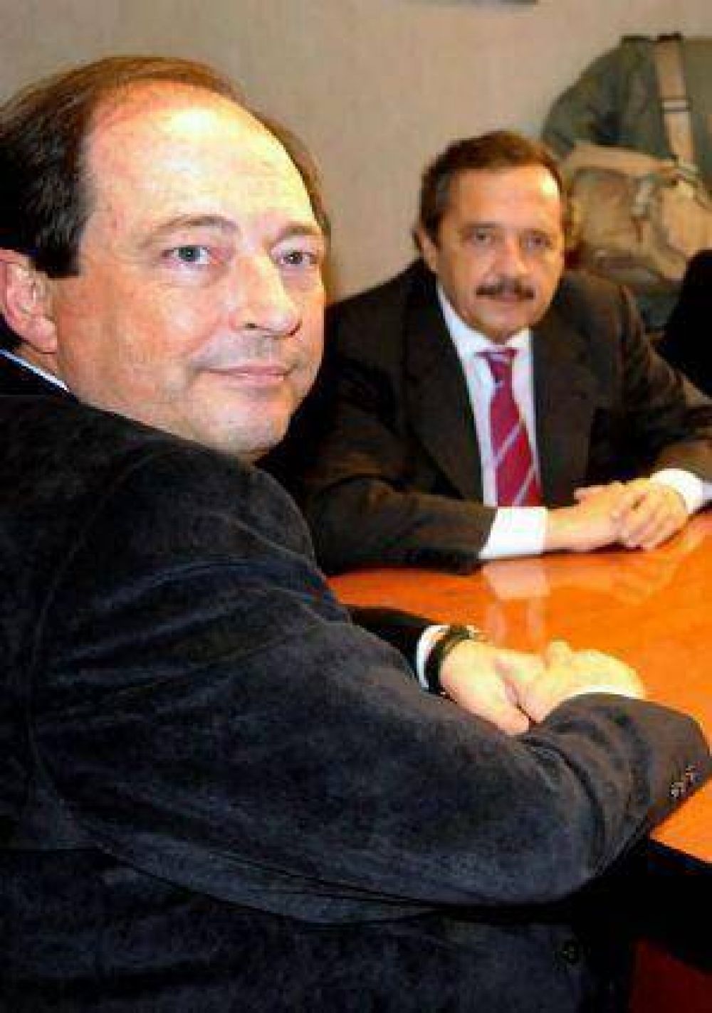 La interna entre Sanz y Alfons�n se instala en Capital Federal