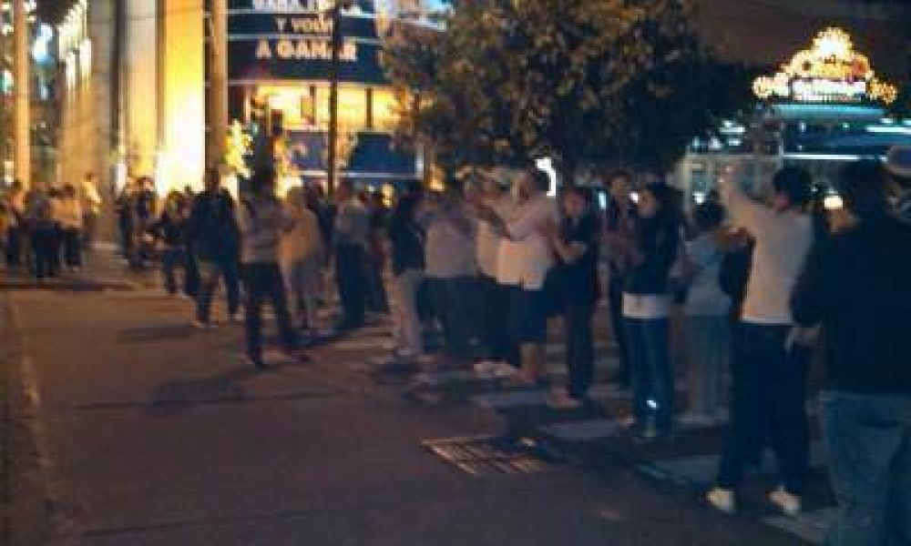 Lo que faltaba: piquete en plena calle San Mart�n porque se agotaron las entradas para la Vendimia