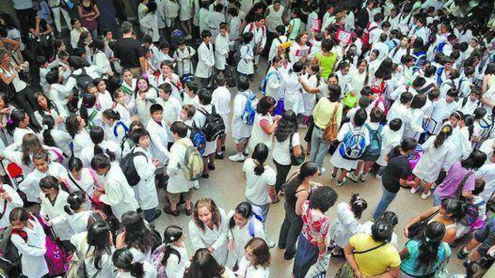 Seis millones de chicos arrancan las clases y hay paro en 5 provincias