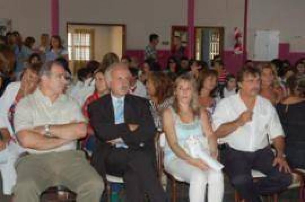 Trenque Lauquen: Feito particip� del acto de comienzo del ciclo lectivo en la Escuela 501