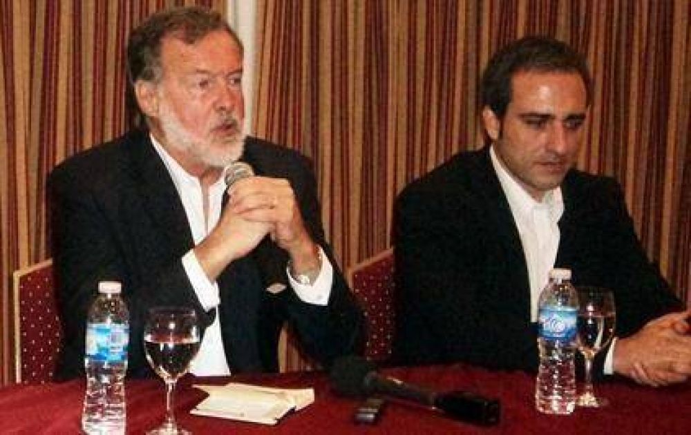 Bielsa present� los ejes de su campa�a