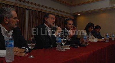 Bielsa present� a sus candidatos y evit� polemizar con sus rivales