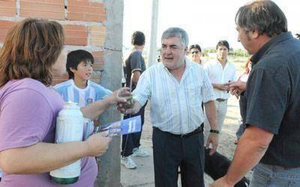 Das Neves y Buzzi, de campa�a en Km 8