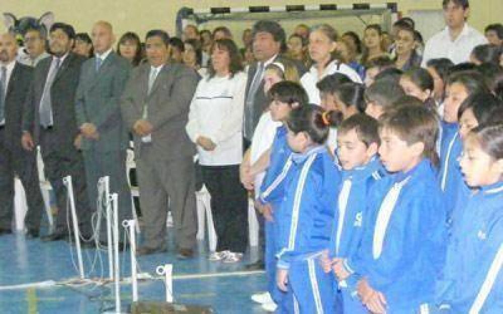 Cotillo asisti� a la apertura del ciclo lectivo en colegio privado adventista