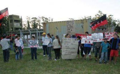 Integrantes del Movimiento Proyecto Sur reclaman informe acerca del container con PCB a la Municipalidad.