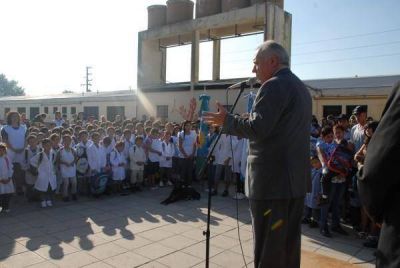 PTE PERON - EL Intendente Regueiro presidi� acto por inicio de las clases
