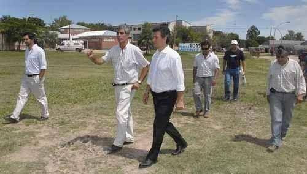 Construyen el primero de 12 playones deportivos para Resistencia