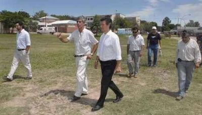 Construyen el primero de 12 playones deportivos para Resistencia