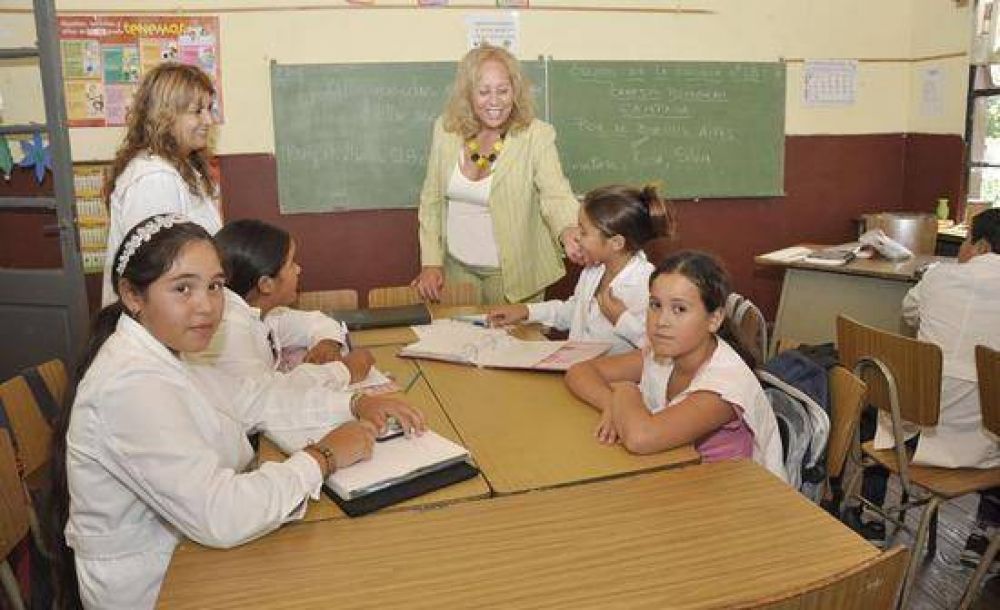 La Intendente Giroldi inaugur� el ciclo lectivo en la isla