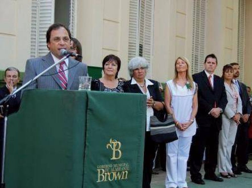 Giustozzi inaugur� la remodelaci�n de la Escuela N� 1 