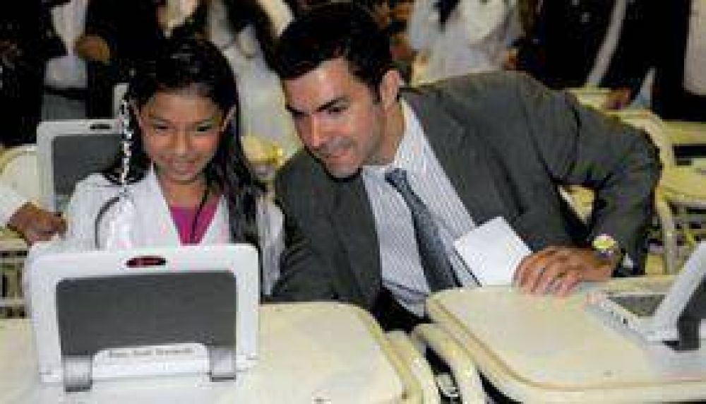 El Gobierno entreg� netbooks a alumnos y docentes de La Caldera
