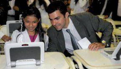 El Gobierno entreg� netbooks a alumnos y docentes de La Caldera