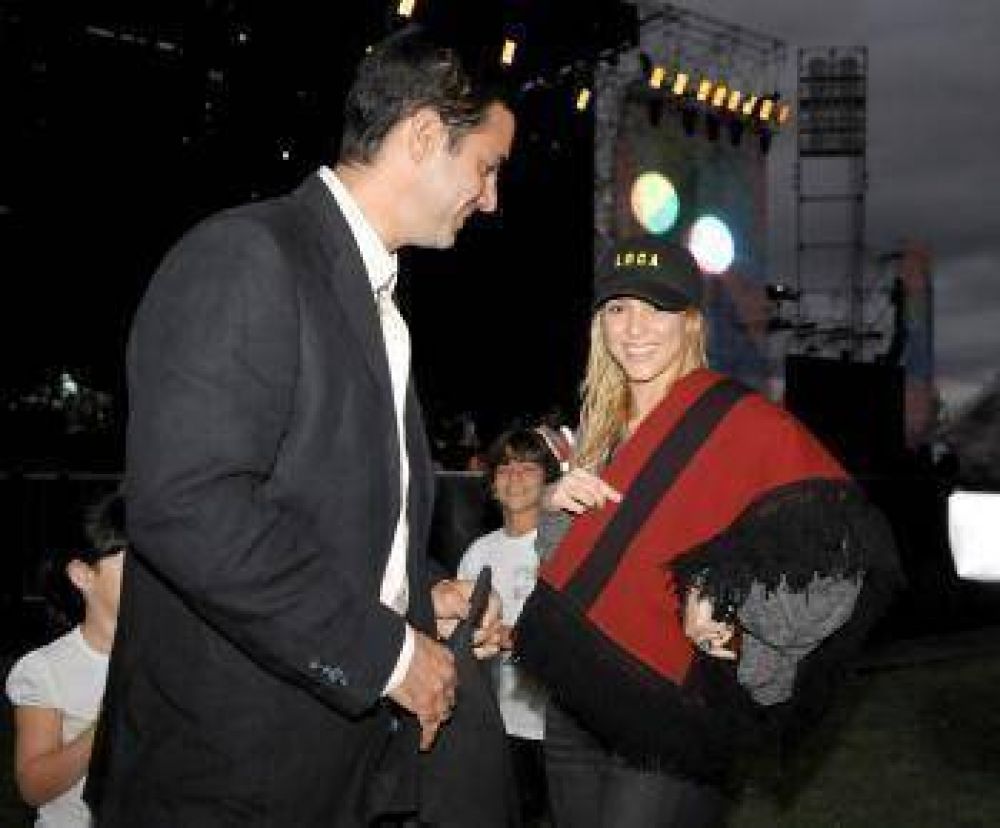 El Gobernador Urtubey salud� a la cantante Shakira 