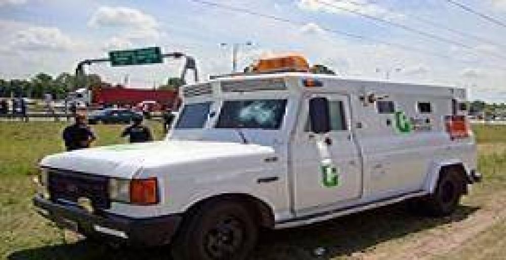 Detienen a dos polic�as por el ataque al cami�n blindado