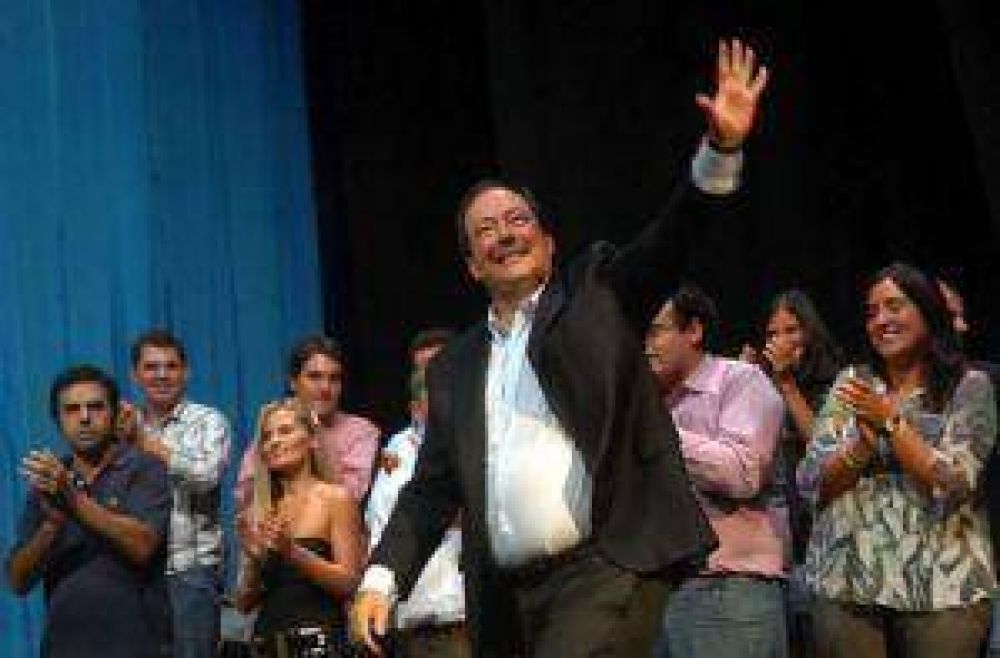 Sanz se lanz� pidiendo el voto independiente