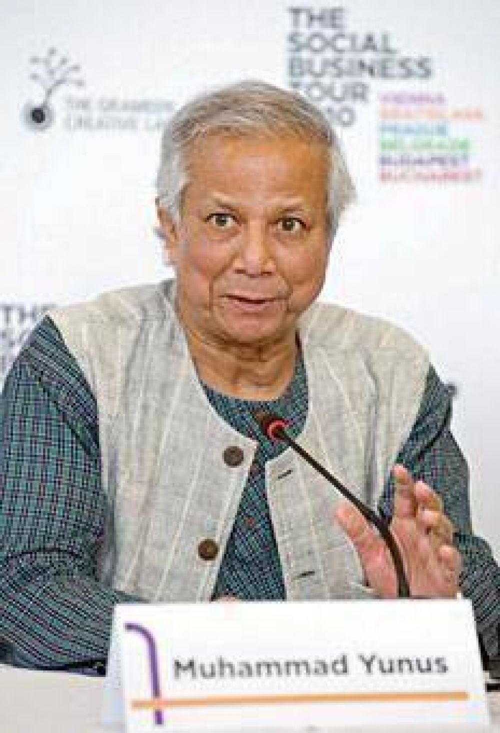 Destituyen al banquero Yunus