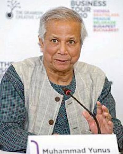 Destituyen al banquero Yunus