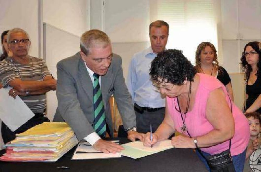 Vecinos de Lomas firmaron 53 nuevas escrituras de sus viviendas