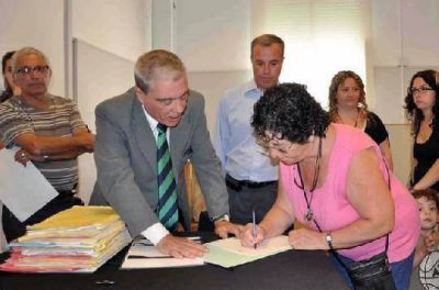 Vecinos de Lomas firmaron 53 nuevas escrituras de sus viviendas
