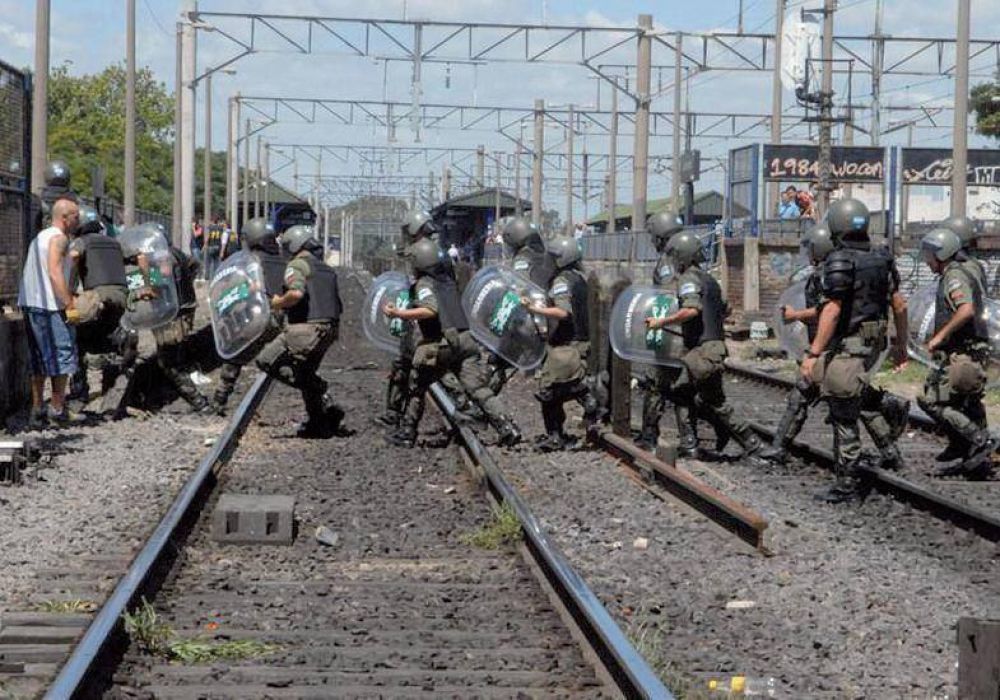 Tres heridos y 14 detenidos en el desalojo de un corte en las v�as de la ex l�nea Roca 