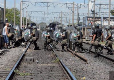 Tres heridos y 14 detenidos en el desalojo de un corte en las v�as de la ex l�nea Roca 