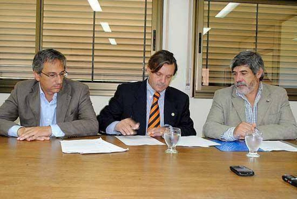 Ingenier�a firm� un convenio con el Ocaba para analizar el agua en toda la Provincia 