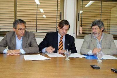 Ingenier�a firm� un convenio con el Ocaba para analizar el agua en toda la Provincia 