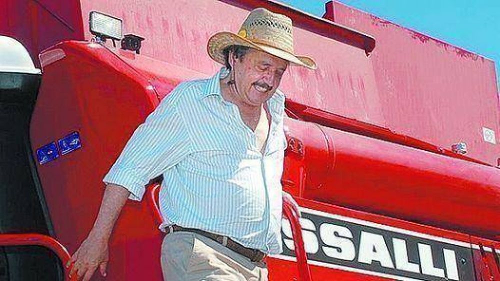 Desfile de candidatos con promesas para el campo