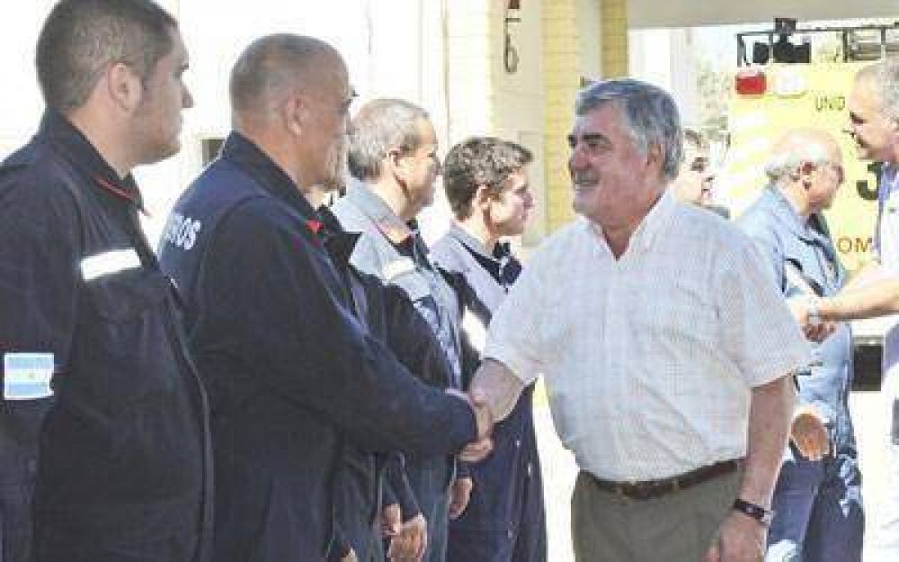 Das Neves firm� el convenio para construir la sede de Bomberos