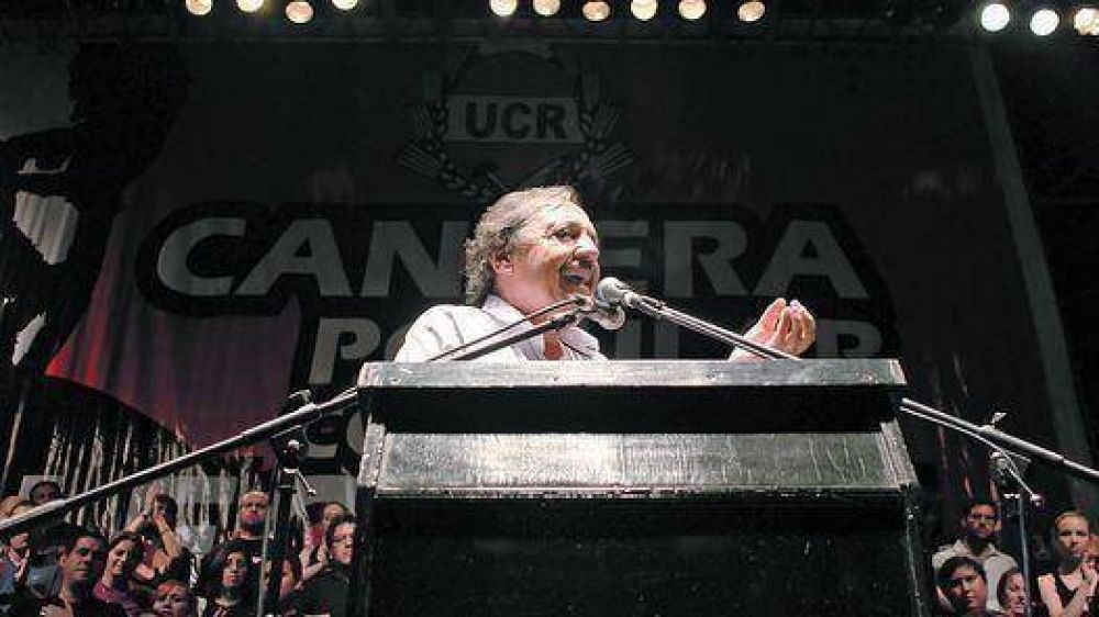 UCR: Alfons�n sali� en busca del voto de los m�s j�venes