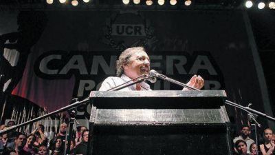UCR: Alfons�n sali� en busca del voto de los m�s j�venes