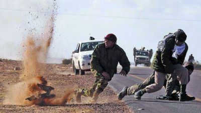 Viaje a la zona de guerra, entre disparos y el zumbido de cazas